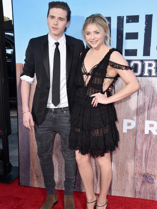 Aktris Chloe Grace Moretz bersama sang pacar Brooklyn Beckham berpose saat menghadiri  Amerika Premier film 