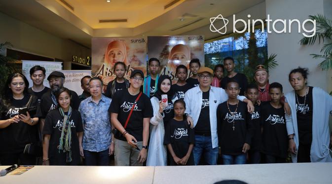 Kru dan pemain film 'Aisyah Biarkan Kami Bersaudara (Adrian Putra/Bintang.com)