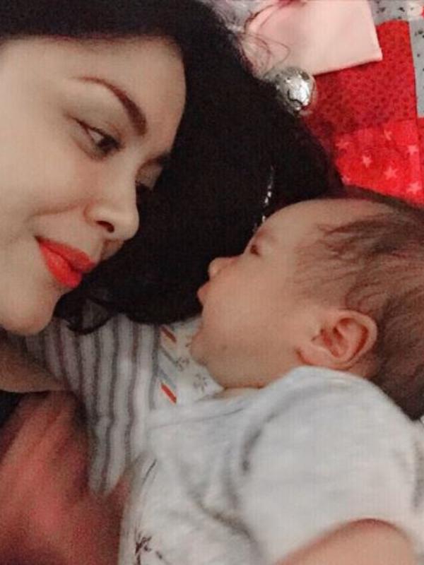 Lulu Tobing saat menatap anak Happy Salma (Instagram/@happysalma)
