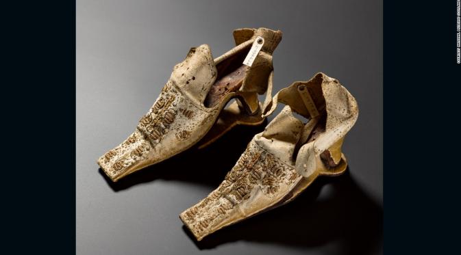 Sepatu bangsawan pria abad 17 dan 18 (CNN)