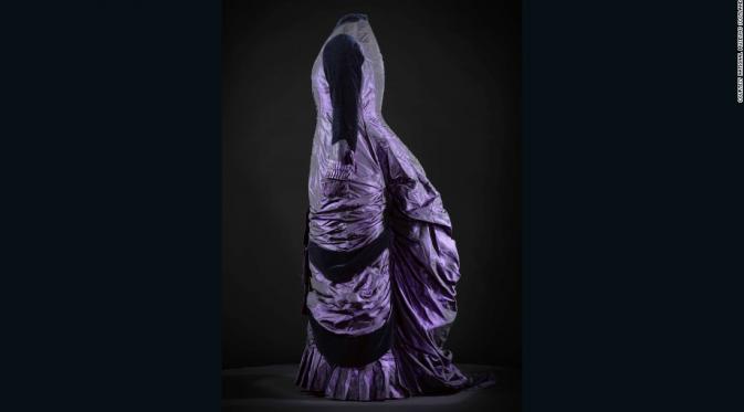 Gaun bustle merupakan gaun dengan rangka rok yg dilekatkan pada bagian pinggul pakaian wanita abad 19 (CNN)