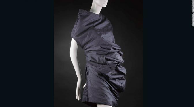 Gaun canggih bergelombang yang menuai banyak pujian pada tahun 1980-an (CNN)