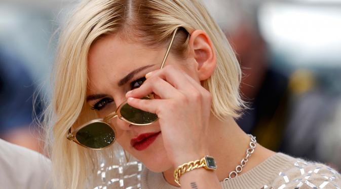 Aktris Kristen Stewart tampil gaya menggunakan kacamata hitam saat sesi pemotretan untuk film 