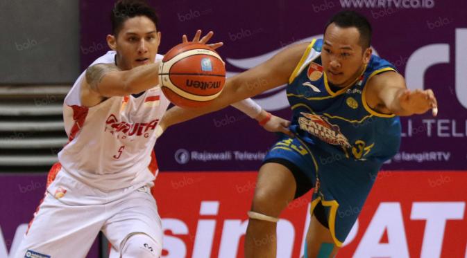 Pemain Satria Muda, Wisnu Arki #32  mengejar bola bersama pemain Garuda Bandung, Daniel Wenas #5 pada  perempat final Playoffs Indonesia  Basket League (IBL) di Britama Arena, Jakarta, Selasa (17/5/2016). (Bola.com/Nicklas Hanoatubun)