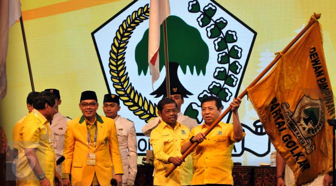 Ketua Umum Partai Golkar terpilih Setya Novanto bersama Sekertaris Jenderal Idrus Marham mengibarkan bendera Partai Golkar saat Penutupan Musyawarah Nasional Luar Biasa (Munaslub) di Nusa Dua, Bali (16/5). (Liputan6.com/Johan Tallo)
