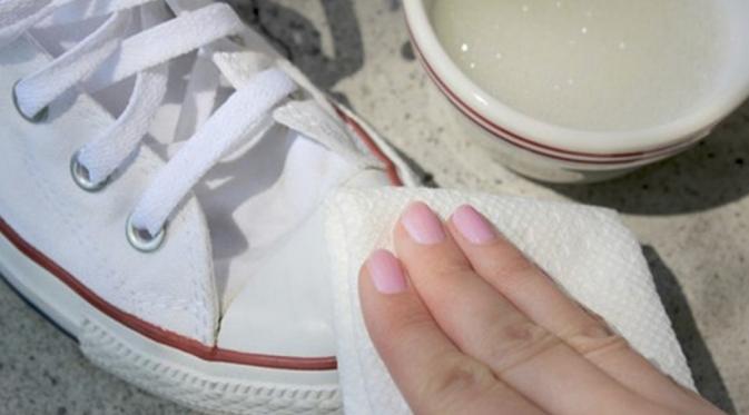 Cara jaga sneakers putih. (via: purewow.com)