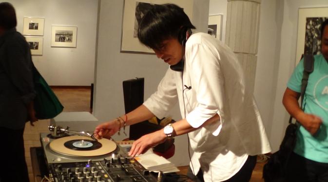 DJ Satomata menghibur di acara pameran foto Jepang bertajuk  'Metamorphosis of Japan After the War'. (Liputan6.com/Citra Dewi)