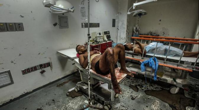 Jose Villarroel menunggu berjam-jam di ruang operasi darurat di  Luis Razetti Hospital.  (Foto: New York Times)