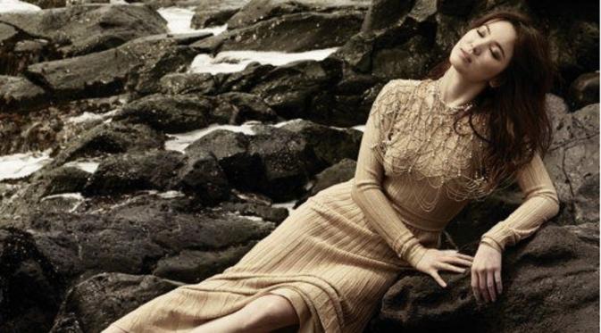 Song Hye Kyo tampak cantik dan elegan saat tampil sebagai model di majalah ELLE.