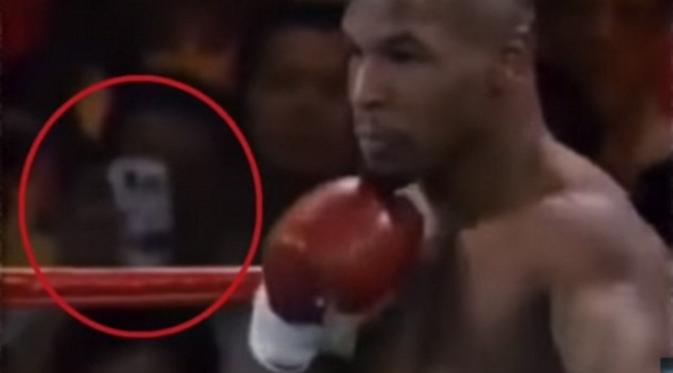 Di dalam foto tersebut, terlihat seorang pria sedang merekam pertandingan tinju Mike Tyson versus Peter McNeely, menggunakan smartphone-nya (komando.com).