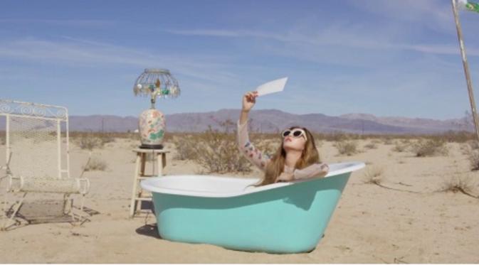 Jessica Jung dalam videoklip single solonya, Fly yang rilis, Selasa (17/5/2016).