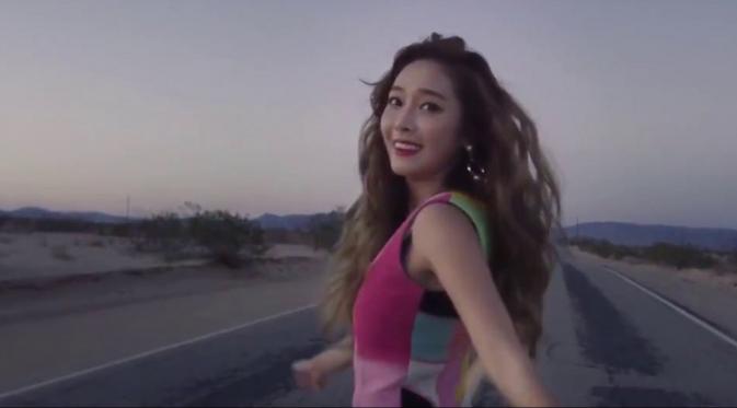 Jessica Jung dalam videoklip single solonya, Fly yang rilis, Selasa (17/5/2016).