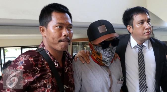 Korban Saipul Jamil, DS (mengenakan topi, kacamata dan penutup wajah), dihadirkan dalam persidangan di Pengadilan Negeri Jakarta Utara, Rabu (18/5/2016). [Foto: Herman Zakharia/Liputan6.com]