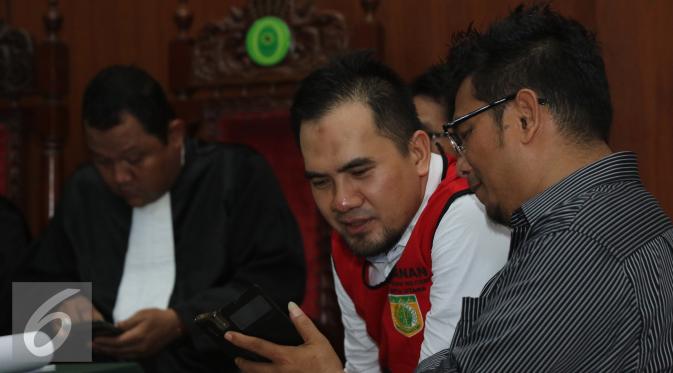 Penyanyi dangdut, Saipul Jamil saat menunggu persidangan di Pengadilan Negeri Jakarta Utara, Rabu (18/05). (Liputan6.com/Herman Zakharia)