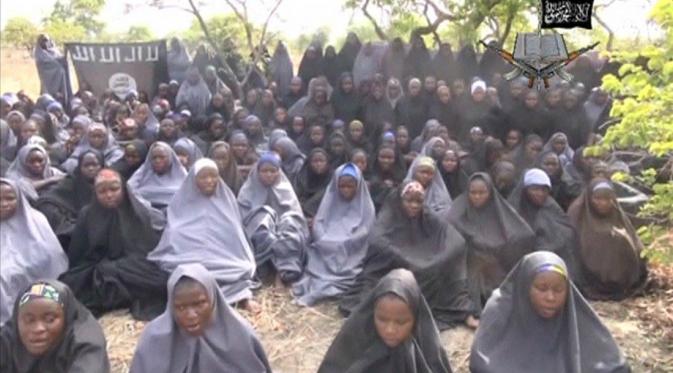 Dalam sebuah video yang diambil di sebuah tempat yang hingga kini belum diketahui, terlihat para siswi yang diculik oleh Boko Haram (Reuters)