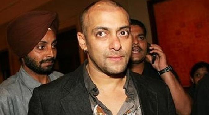 Salman Khan sempat mengalami kebotakan pada rambutnya.