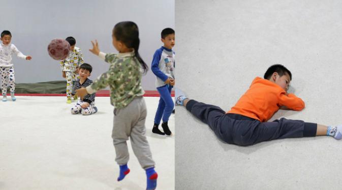 Anak-anak sedang bermain (kiri) dan merentangkan kakinya (kanan) pada saat jam istirahat (Reuters).