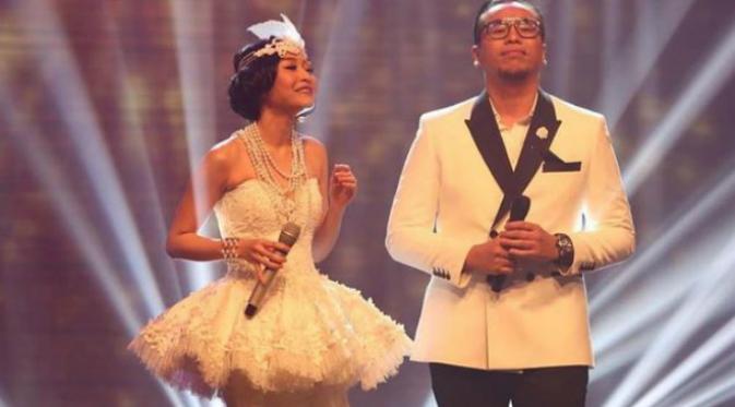 Rini Wulandari dan Sammy Simorangkir tampil Kompak dengan gaun pengantin dan tuksedo klasik