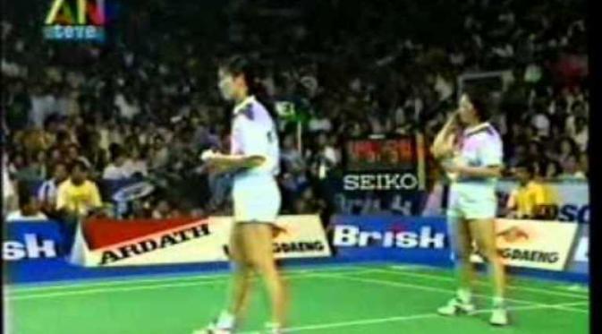 Penampilan ganda Eliza Nathanael/Zelin Resiana pada final Piala Uber 1994 kontra China. (Youtube)