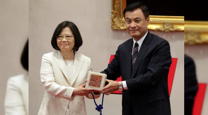 Presiden perempuan pertama Taiwan, Tsai Ing-wen dilantik. (Reuters)