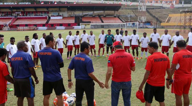 Tim Persipura Jayapura tengah bersiap untuk berlatih di Stadion Mandala, Jayapura. (Bola.com/Nicklas Hanoatubun)