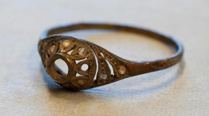 Perhiasan Ini Ditemukan 'Tersembunyi' Dalam Cangkir di Kamp Nazi (Reuters)