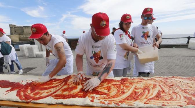 Sepanjang 2 KM, 100 Koki Italia Buat Piza Terpanjang di Dunia (Thestar.com)