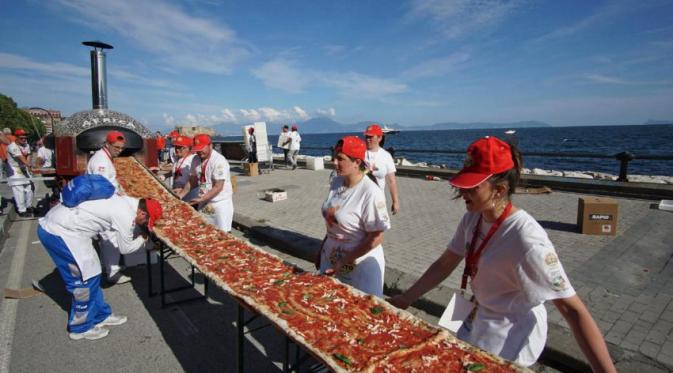 Sepanjang 2 KM, 100 Koki Italia Buat Piza Terpanjang di Dunia (Thestar.com)