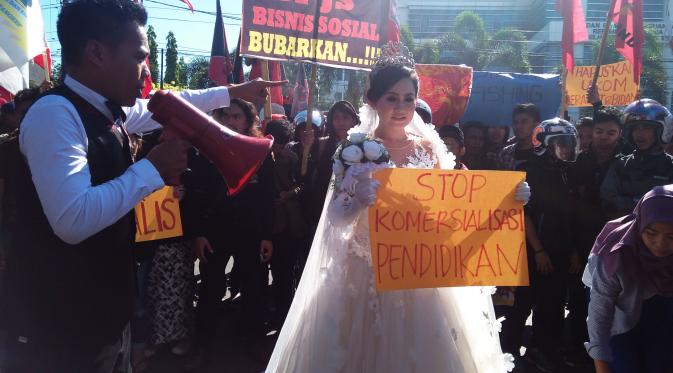 Pasangan calon pengantin menggelar foto pra-nikah berlatar unjuk rasa peringatan Harkitnas di depan Kantor DPRD Makassar, Sulsel, Jumat (20/5/2016). (Liputan6.com/Eka Hakim)‎