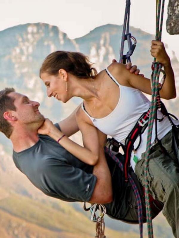 Aries: ambil kelas rock climbing bareng. (Via: lovemelovemywedding.com)