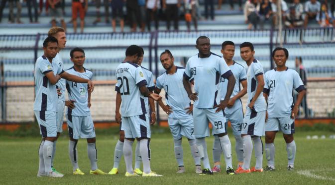 Pemain Persela Lamongan datang ke Stadion Pakansari untuk meladeni PS TNI, Minggu (3/7/2016), dengan pede tinggi. (Bola.com/Fahrizal Arnas)