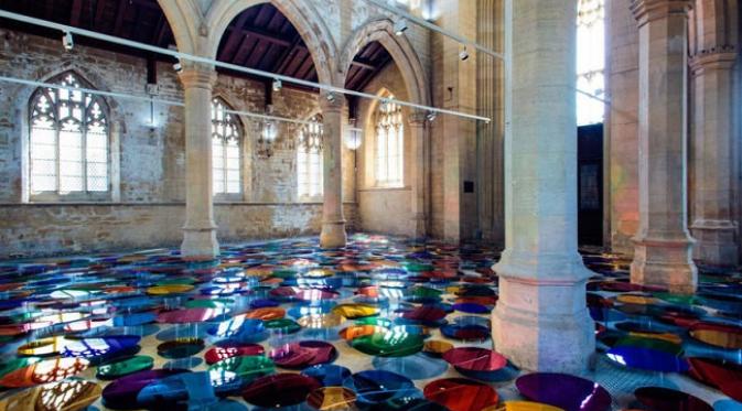 Gereja katedral St John di North Linconlshire, Inggris dihias dengan 700 cermin karya Liz West (Sumber. Lostateminor.com)