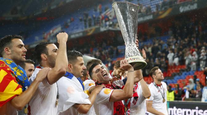  Selebrasi armada Sevilla bersama trofi juara Liga Europa 2015-2016 (18/5/2016), di Stadion St Jakob Park, Basel, Swiss. Mereka memiliki modal besar untuk mengejutkan Barcelona pada laga final Copa del Rey, di Stadion Vicente Calderon, Senin (23/5/2016) d