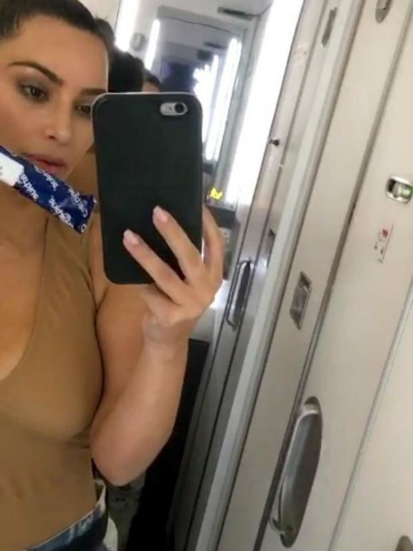 Kim Kardashian tes kehamilan di pesawat, apakah North akan punya adik lagi? Sumber: Huffingtonpost.com