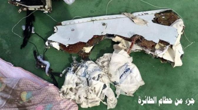 Beberapa gambar puing yang militer Mesir publikasikan dari temuan dalam pencarian pesawat Egypt Air MS804 yang hilang di Laut Mediterania. (Egyptian Armed Forces)