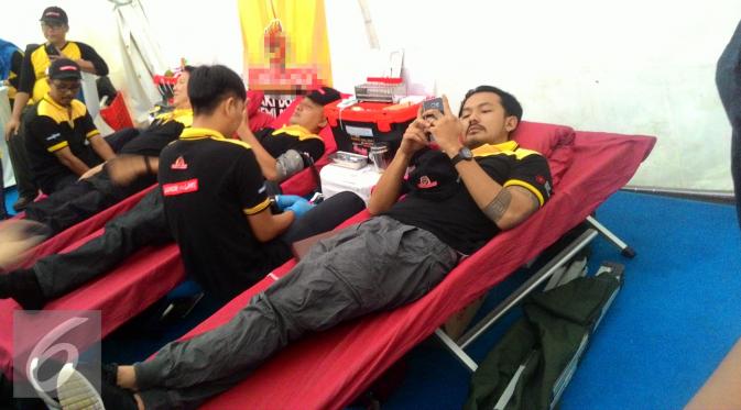 Rio Dewanto tengah bersiap-siap untuk mendonorkan darahnya. [Foto: Ferry Noviandi/Liputan6.com]