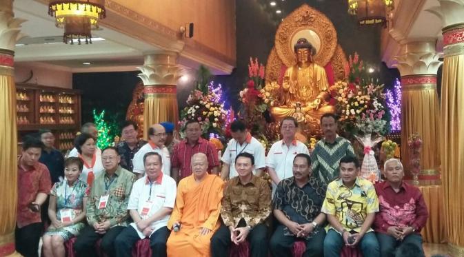 Ahok hadiri perayaan Waisak di Wihara Ekayana Arama, Jakarta Barat, Minggu (22/5). (Delvira Chaerani Hutabarat/Liputan6.com)