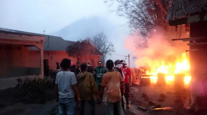 Sejumlah warga dan petugas penyelamat saat mengevakuasi warga lainnya yang dekat dengan zona merah Gunung Sinabung, Kabupaten Karo, Sumatera Utara, (22/5). Sedikitnya 6 orang tewas dalam bencana ini. (Tuty/Basarnas)