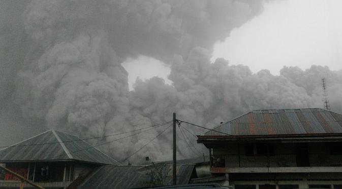 Kepulan awan panas Gunung Sinabung, Kabupaten Karo, Sumatera Utara, (22/5). Sinabung memuntahkan abu vulkanis sampai setinggi 3 kilometer ke angkasa. (Tuty/Basarnas)