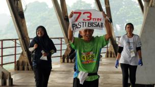 Salah satu pelari berusia lanjut terlihat semangat mengikuti Gelora Run 2016 yang digelar di Stadion Gelora Bung Karno, Jakarta, Minggu (22/5/2016). 2.100 pelari ambil bagian dalam ajang lari melintasi tribun Stadion GBK. (Liputan6.com/Helmi Fithriansyah)