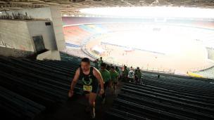 anak tangga tribun Stadion Gelora Bung Karno, Jakarta, Minggu (22/5/2016). Tercatat 2.100 pelari ambil bagian dalam Gelora Run 2016, ajang lari melintasi tribun Stadion Gelora Bung Karno. (Liputan6.com/Helmi Fithriansyah)