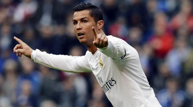 1. Cristiano Ronaldo (Real Madrid), keduanya pernah bekerja sama dan meraih sukses di Madrid. CR7 dikabarkan berniat meninggalkan Los Blancos dan kemungkinan kehadiran Mou di MU akan membuatnya pulang ke Manchester. (AFP/Miguel Riopa)