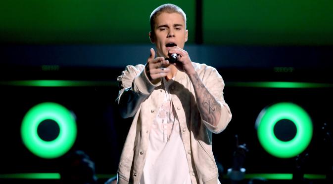 Penyanyi muda Justin Bieber memeriahkan ajang bergengsi Billboard Music Awards (BBMA) 2016 di T -Mobile Arena, Las Vegas, Minggu (22/5). Justin Bieber tampil casual mengenakan kaos, jaket dan celana jins robek (Kevin Winter/GETTY IMAGES NORTH AMERICA/AFP)