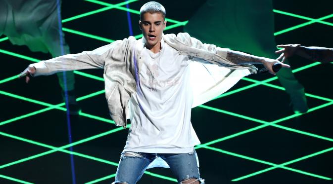 Penampilan memukau Justin Bieber di patas panggung Billboard Music Awards (BBMA) 2016 di T -Mobile Arena, Las Vegas, Minggu (22/5). Justin Bieber tampil casual mengenakan kaos, jaket dan celana jins robek (Kevin Winter/GETTY IMAGES NORTH AMERICA/AFP)