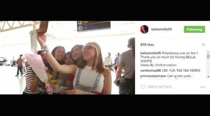 Bella Shofie ramah dengan penggemar di Palembang. (Instagram)
