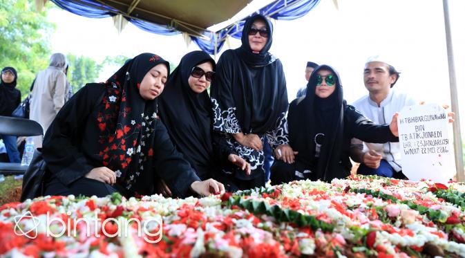Pemakaman Alm. Ayahanda Rina Gunawan (H. TB. Hibar Gunawan) (Adrian Putra/bintang.com)