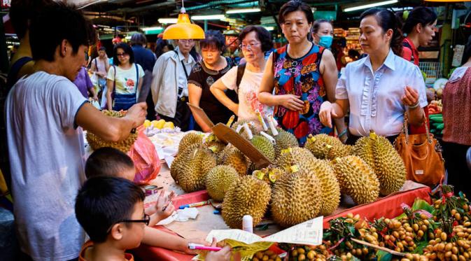 Memilih durian di Reclamation Street, Hong Kong. (Rogan Coles/Bored Panda)