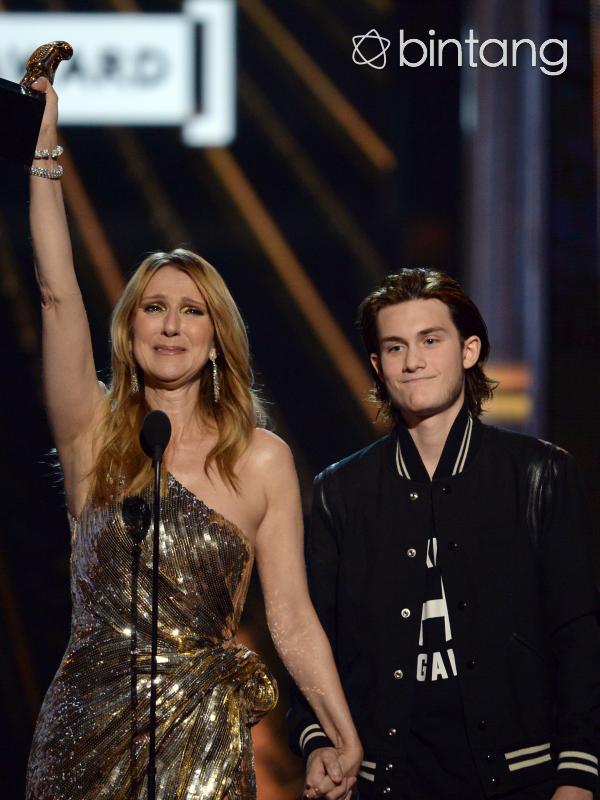 Celine Dion dan sang putra, René Charles di panggung Billboard Music Awards. (AFP/Bintang.com)