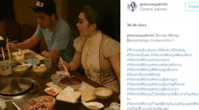 Syahrini dan Cakra Khan sedang makan malam bersama (Instagram)