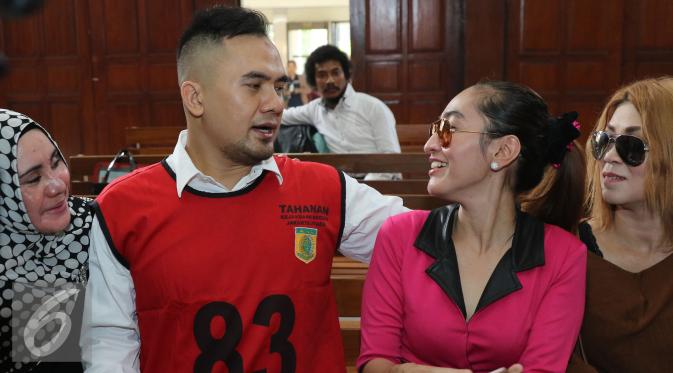 Saipul Jamil berbincang dengan penyanyi dangdut Indah Sari di PN Jakarta Utara, Senin (23/5).Sidang lanjutan kasus pelecehan seksualagenda mendengarkan keterangan saksi dari pihak Saipul Jamil sebanyak 14 saksi. (Liputan6.com/Herman Zakharia)